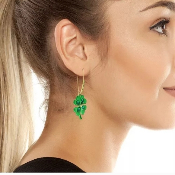 💚🔹️ Betsey Johnson 🔹️4 leaf  st Patrick's day clover dangle earrings ✨️🍀 - Picture 2 of 3